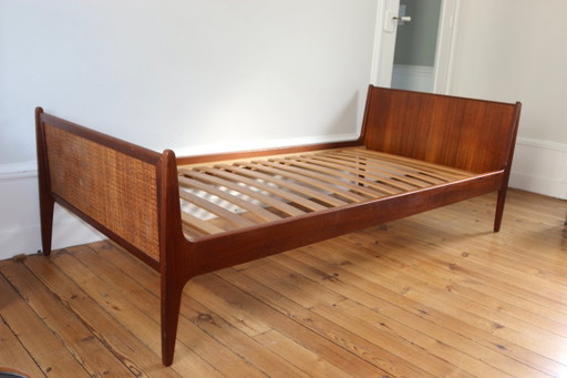 Vintage skandinavisches Bett aus Weide und Teak, Dänemark 1960