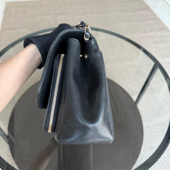 Image 1 of Sac Chanel Business Affinity Grand Modèle - 27 cm, cuir caviar matelassé noir, finitions dorées, Série 23