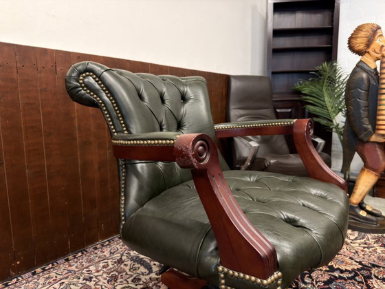Silla de oficina Chesterfield inglesa verde – Sillas de oficina, Leather, Wood (photo 7 of 8)