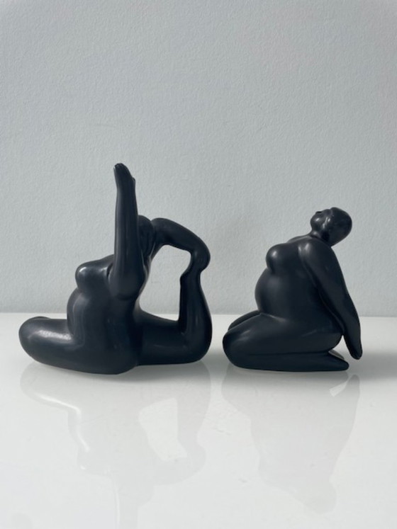 Image 1 of Set di 2 statuette femminili moderne in ceramica nera opaca