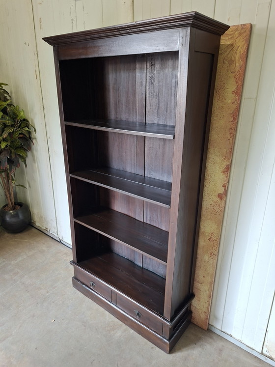 Image 1 of Dimensiones de la librería colonial de teca: 97 x 32 cm y 180 cm de alto.