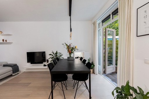 Mesa de comedor Kas20 de roble negro con diseño de espiga