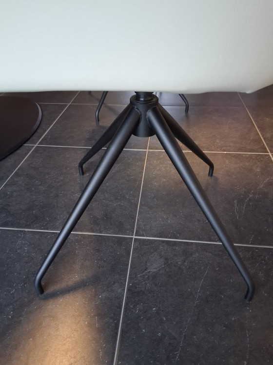 Image 1 of Leolux Esstisch mit 6 Mobitec Mood 95 Schalenstühlen