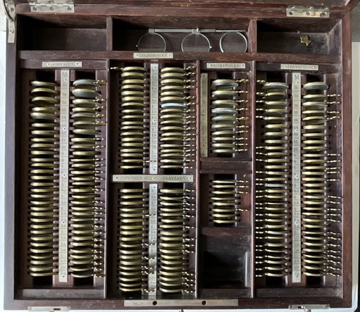 19th Century French Ophthalmology Trial Lens Set – 210 Lenses – decoratieve objecten, Wood, Brass