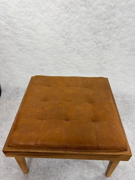 Image 1 of Unieke eikenhouten poef met donkerbruin patroon | Inclusief 2 inlegpoefjes (capiton & patchwork)