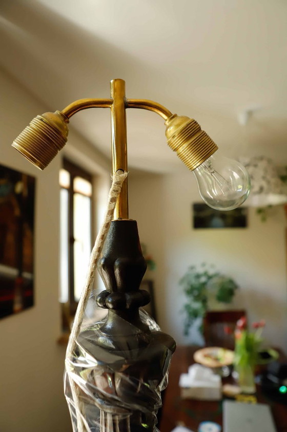 Image 1 of Lámpara de pie antigua con motivo de león