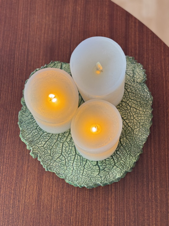 Image 1 of Handgefertigter Keramikteller/Schale – organische Form in Kohlblattgrün