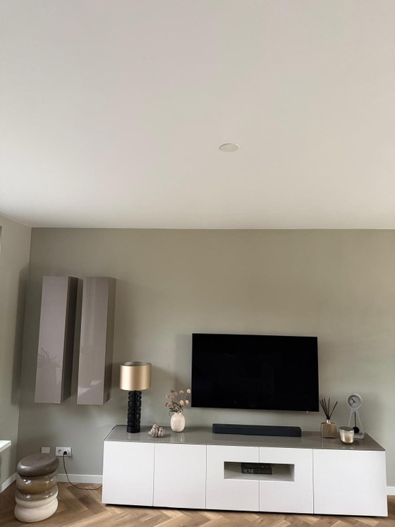 Image 1 of Mueble de TV Karat con 2 armarios de pared Karat.