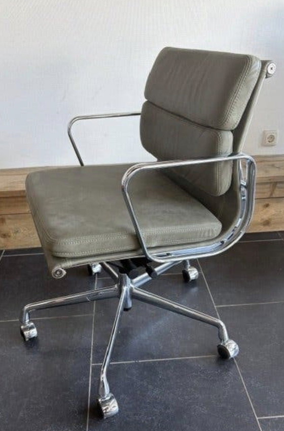 Neuer Vitra EA 217 Bürostuhl, olivgrünes Naturleder, Q4 2025 – Bürostühle, Aluminium, Chrome (photo 4 of 7)