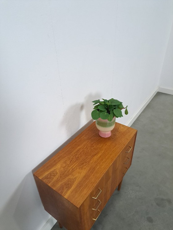 Image 1 of Cómoda danesa con patas altas y tiradores dorados.