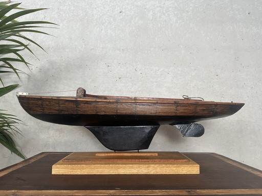 Antieke houten (model) boot - vijverjacht
