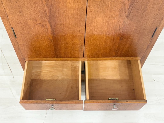 Image 1 of Très belle armoire/penderie/placard d'entrée/placard à linge/étagère vintage de style mid-century