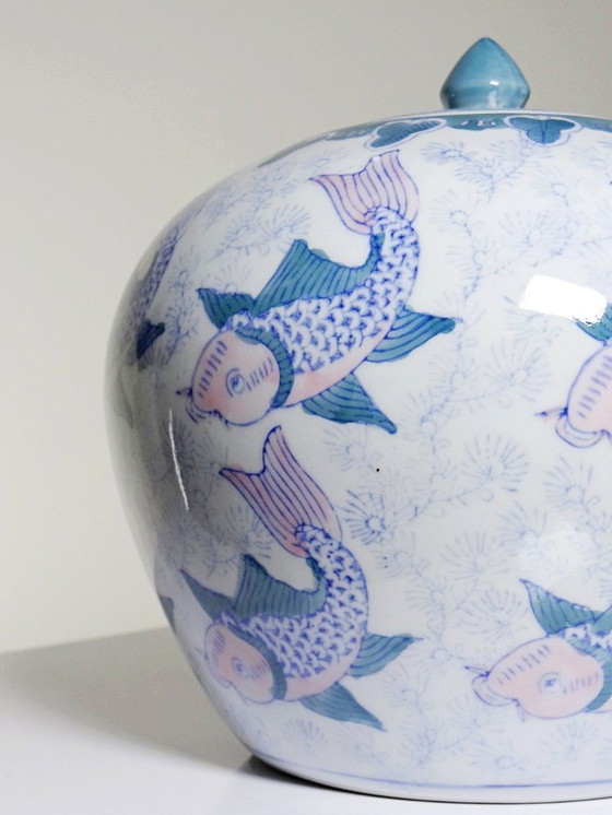 Image 1 of Vaso o pentola cinese d'epoca con coperchio e motivi di carpe koi