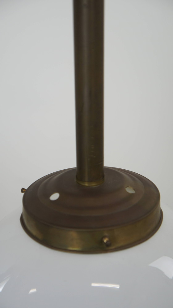 Image 1 of Lampada a sospensione/soffitto vintage a forma di sfera di vetro realizzata in vetro opalino in stile Art Déco