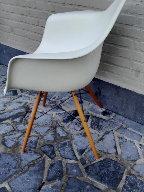Vitra Eames Plastic Armchair, disegnata da Charles & Ray Eames, crema, Poltrone, Plastica, Legno (foto 5 di 8)