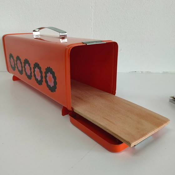 Image 1 of Juego de pulverizador de plantas de plástico Tiger de los años 70 (raro) y lata de almacenamiento/galletas Brabantia