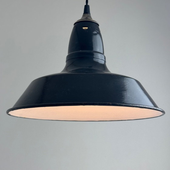 Image 1 of Lampada a sospensione industriale antica, smaltata, per officina.