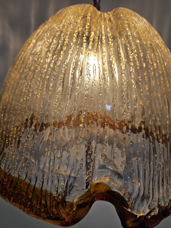 Image 1 of Lampe pendante en verre épais avec bordure orange et perles dorées en verre