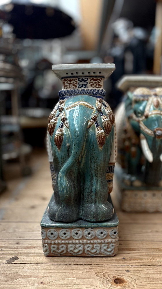 Paire de grands sièges de jardin en céramique émaillée chinoise en forme d'éléphant – Tables d'appoint (photo 6 of 12)