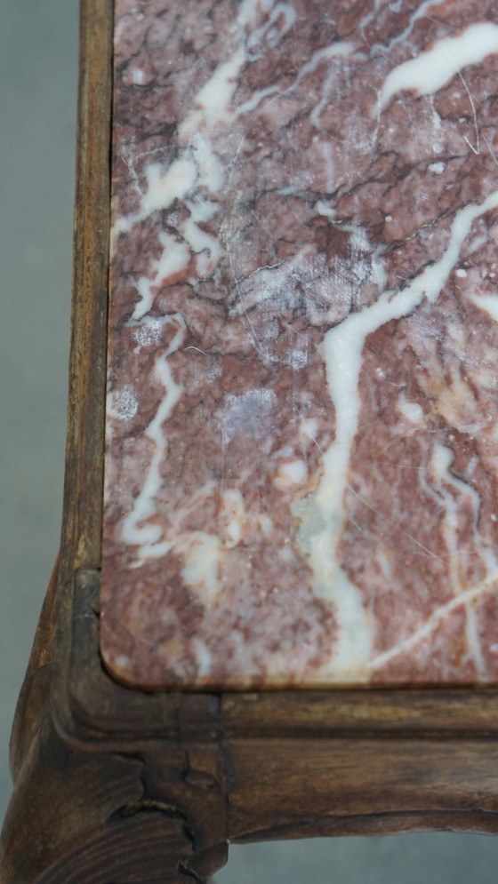 Image 1 of Ancienne table d'appoint carrée française de la fin du XVIIIe siècle avec cadre en bois et plateau en marbre