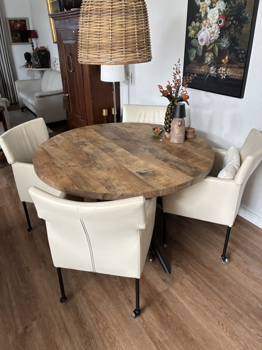Round dining table with spider leg