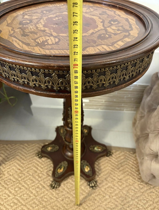Antique Round Pedestal Side Table with Marquetry & Gilt Bronze Details – Tavolini, Ceramic (photo 8 of 15)
