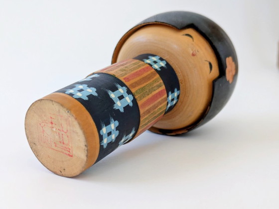 Image 1 of Poupée japonaise Kokeshi du milieu du siècle Figurine d'art populaire des années 1960