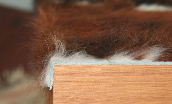 Image 1 of Strak Cow hide bank/ bijzettafel