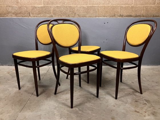 Image 1 of Thonet 215 madera curvada amarilla recién tapizada