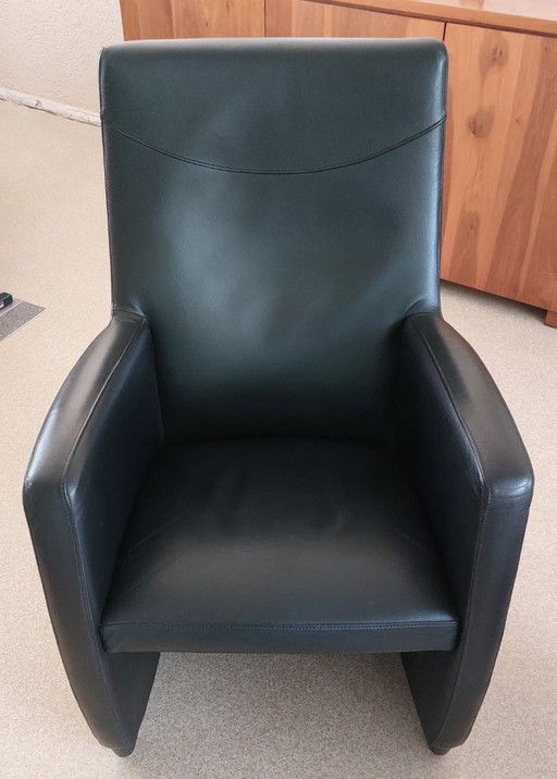 Élégant fauteuil Leolux en cuir noir, modèle Lapita.