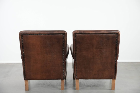 Image 1 of 2 x Charakteristischer Schaffellsessel in einer schönen, tiefen Farbe