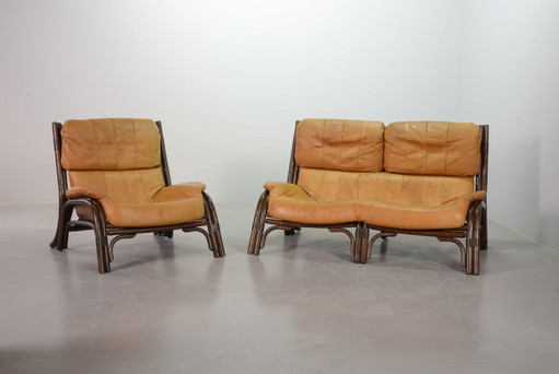 Divano a due posti brutalista in legno curvato e poltrona in bambù con rivestimento in pelle color caramello, anni '60. 