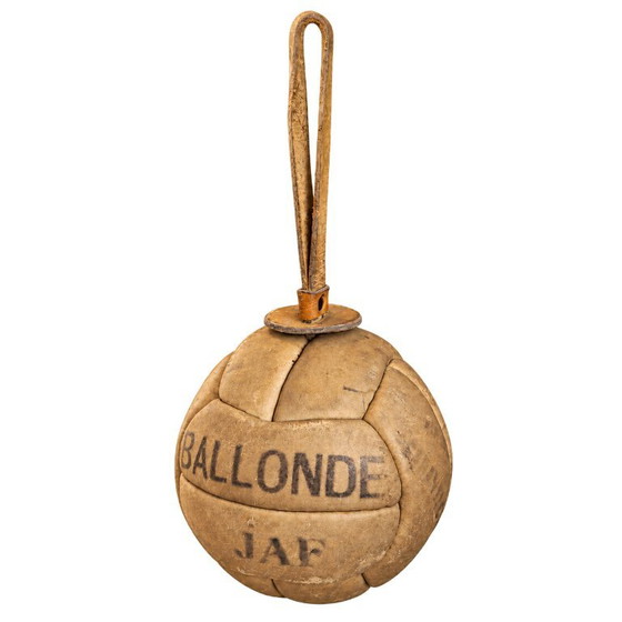 Ancienne Ballonde JAF en Cuir avec Lanière – Sport Vintage – Objets déco, Leather (photo 2 of 9)