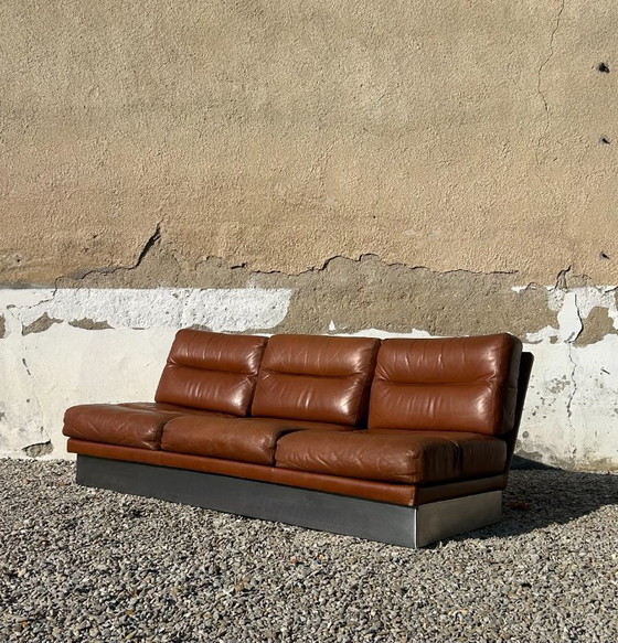 Image 1 of Divano a 3 posti in alluminio spazzolato e pelle marrone, Francia 1970