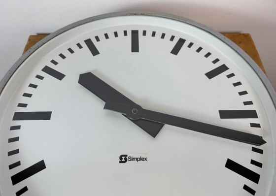 Grande horloge industrielle double face pour chemin de fer ou usine, de la marque Simlex, années 1960 (photo 18 of 18)