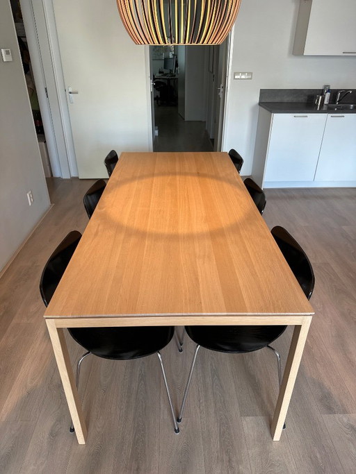 Houten eettafel met metalen frame