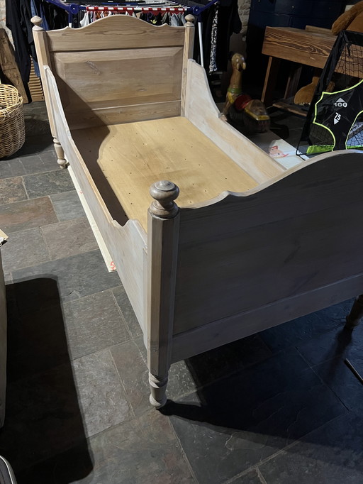 Lit d'enfant ancien en bois massif