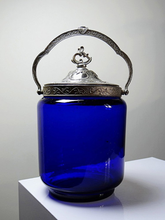 Image 1 of Tarro antiguo para galletas o dulces, de cristal azul cobalto y metal plateado, principios del siglo XX.