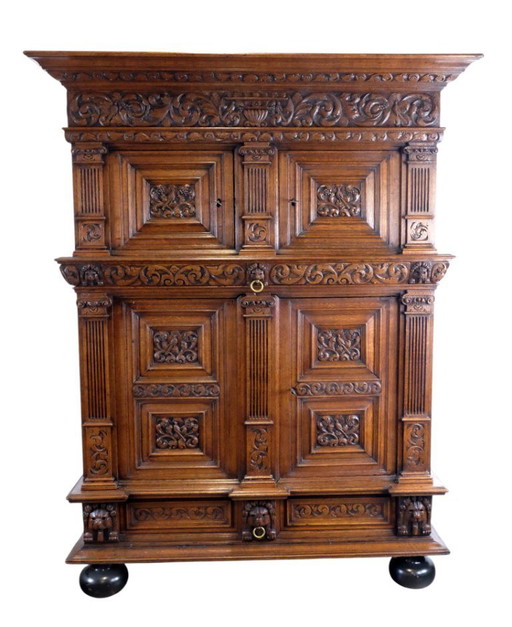 Armoire à pilastres du 17e siècle, avec publication