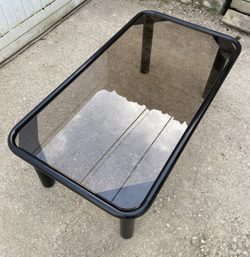 Vintage zwarte buisvormige salontafel met blad van rookglas van Yves Boutboul, 1980.