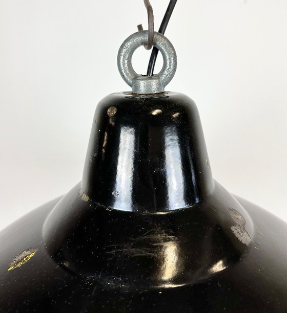 Image 1 of Industriële zwarte geëmailleerde fabriekslamp met ijzeren bovenkant, jaren 60