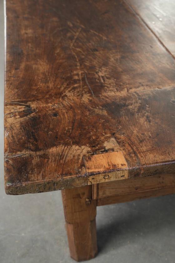 Image 1 of Table basse ancienne en bois fruitier du sud de l'Europe, avec un tiroir et une belle patine pleine de caractère.