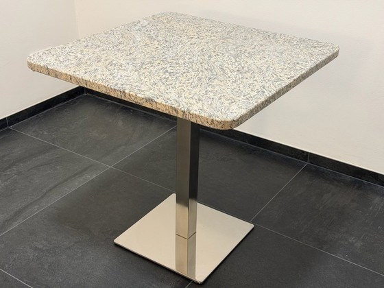 Design-Essplatz | Granittisch nach Maß + 2 FLY Peddigrohr-Stapelstühle – Esszimmergarnitur, Metall, Rattan (photo 3 of 15)