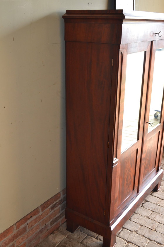 Image 1 of Hermoso armario antiguo de madera de caoba para niña con puertas espejadas