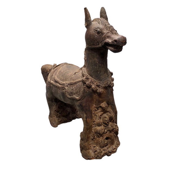 Image 1 of Caballo de terracota antiguo procedente de un templo de la India.