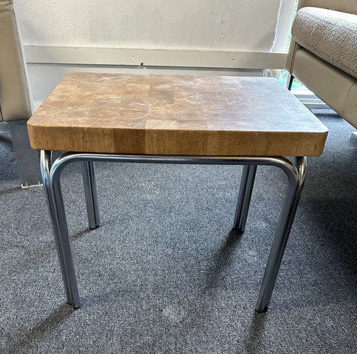 Mesita auxiliar de estilo Bauhaus: estructura tubular con tablero de madera maciza.