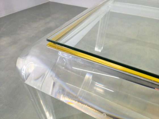Image 1 of Italienischer Couchtisch aus Acryl, Messing und Glas, 1980er Jahre