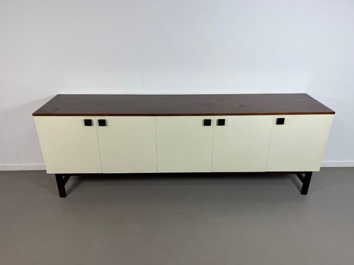 Aparador moderno de mediados de siglo fabricado en madera de wengué de los años 60.