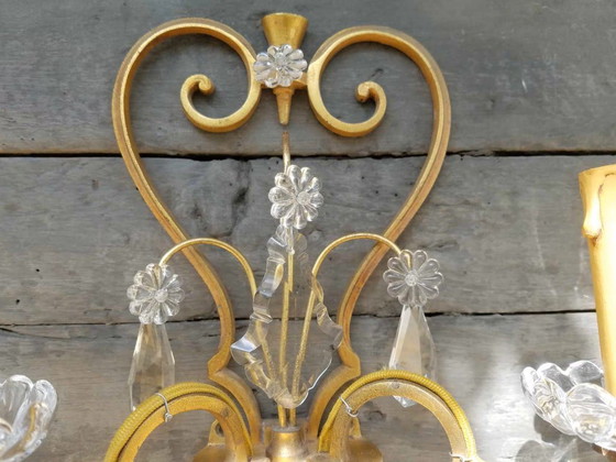 Image 1 of Paire d'appliques murales vintage françaises en laiton et cristal à deux bras