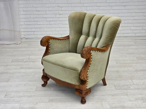 Image 1 of Fauteuil danois des années 1960, velours vert, bois de chêne sculpté.
